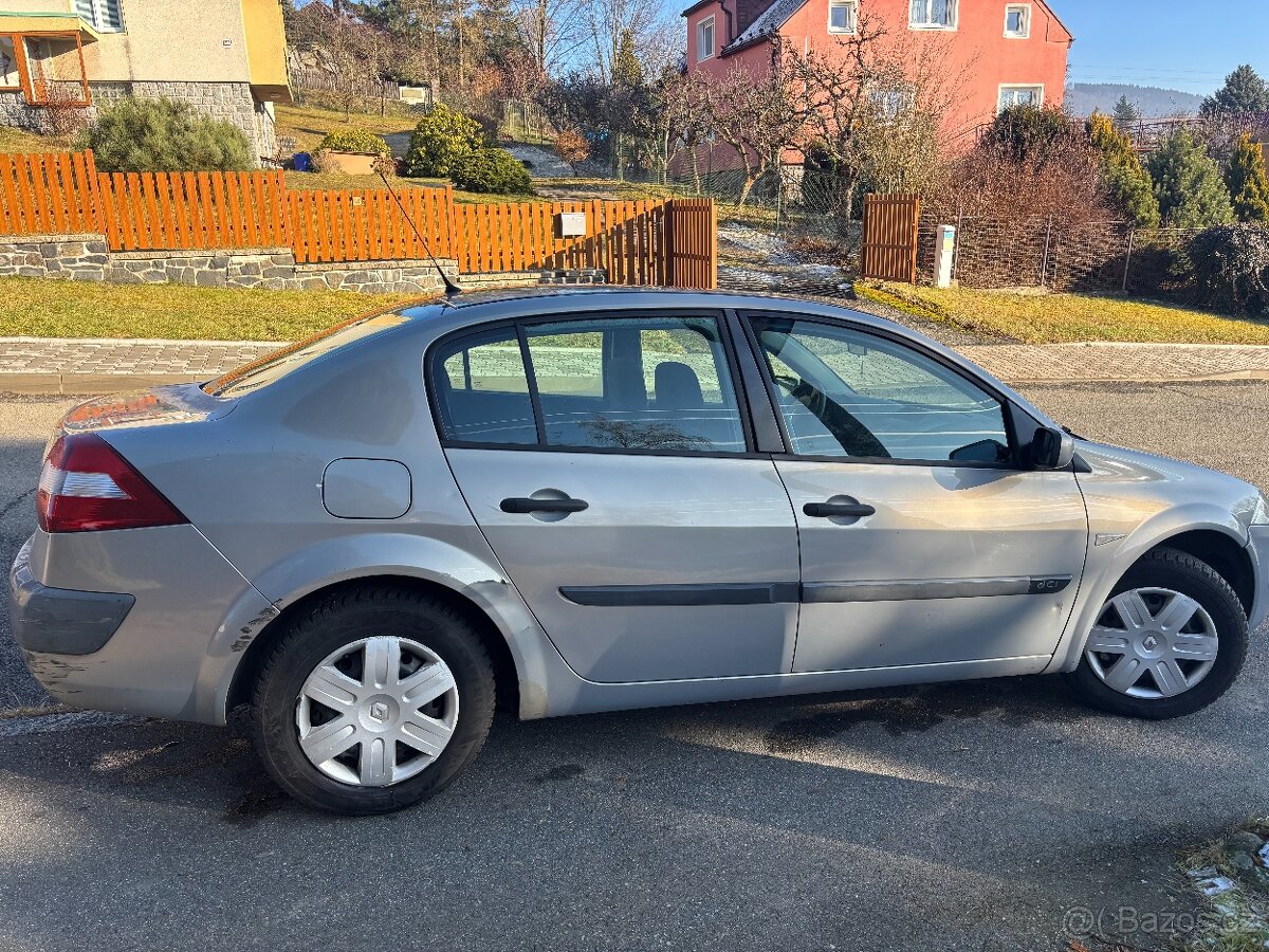 RENAULT MEGANE SEDAN - 4