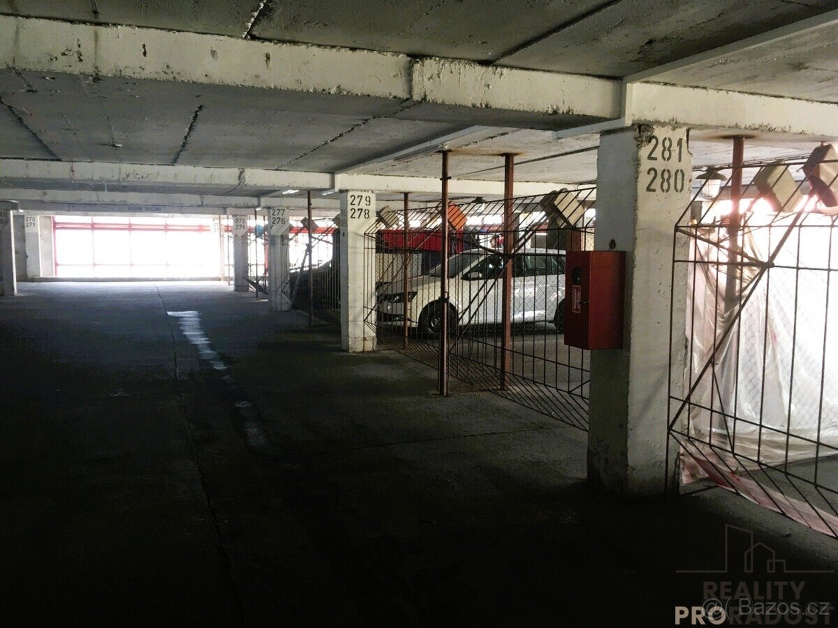 Pronájem garážového stání 18 m² Lovosická, Praha - 4