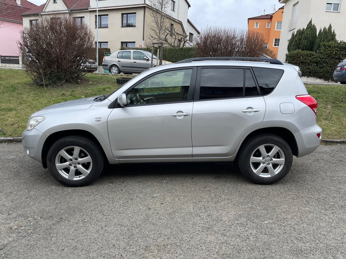Toyota RAV4 2.2D - 4