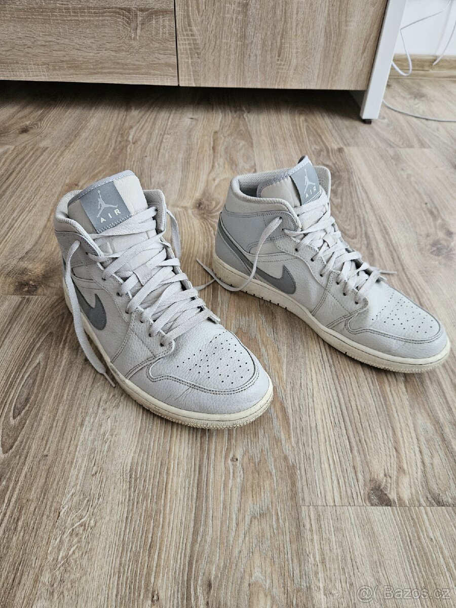 NIKE AIR JORDAN 1 MID - 4