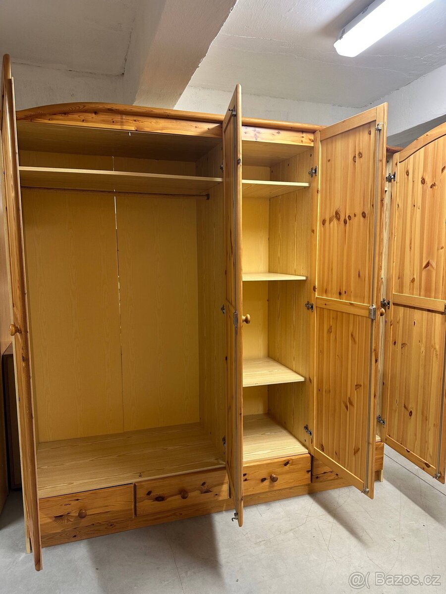 Dřevěná šatní skříň - 4