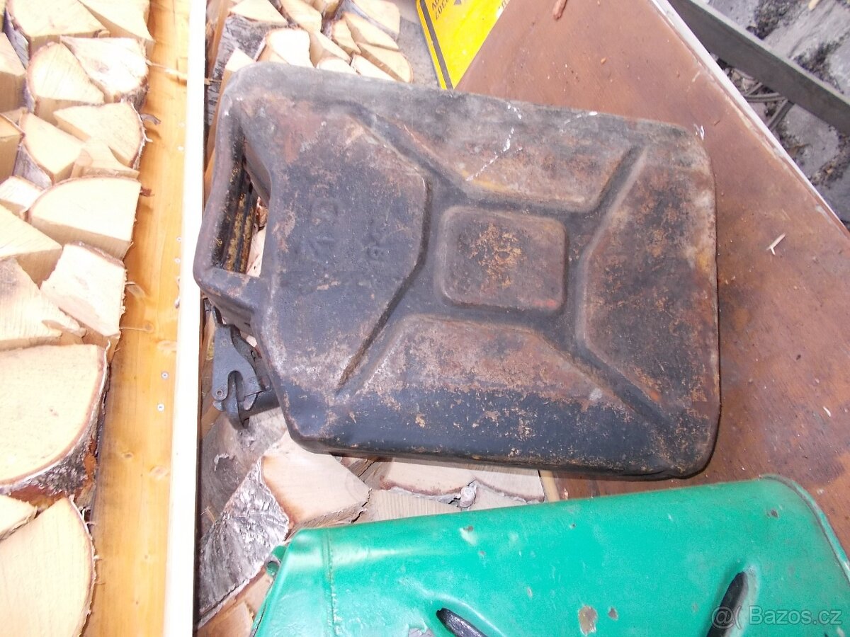 Staré vojenské kanystry 3X - 4