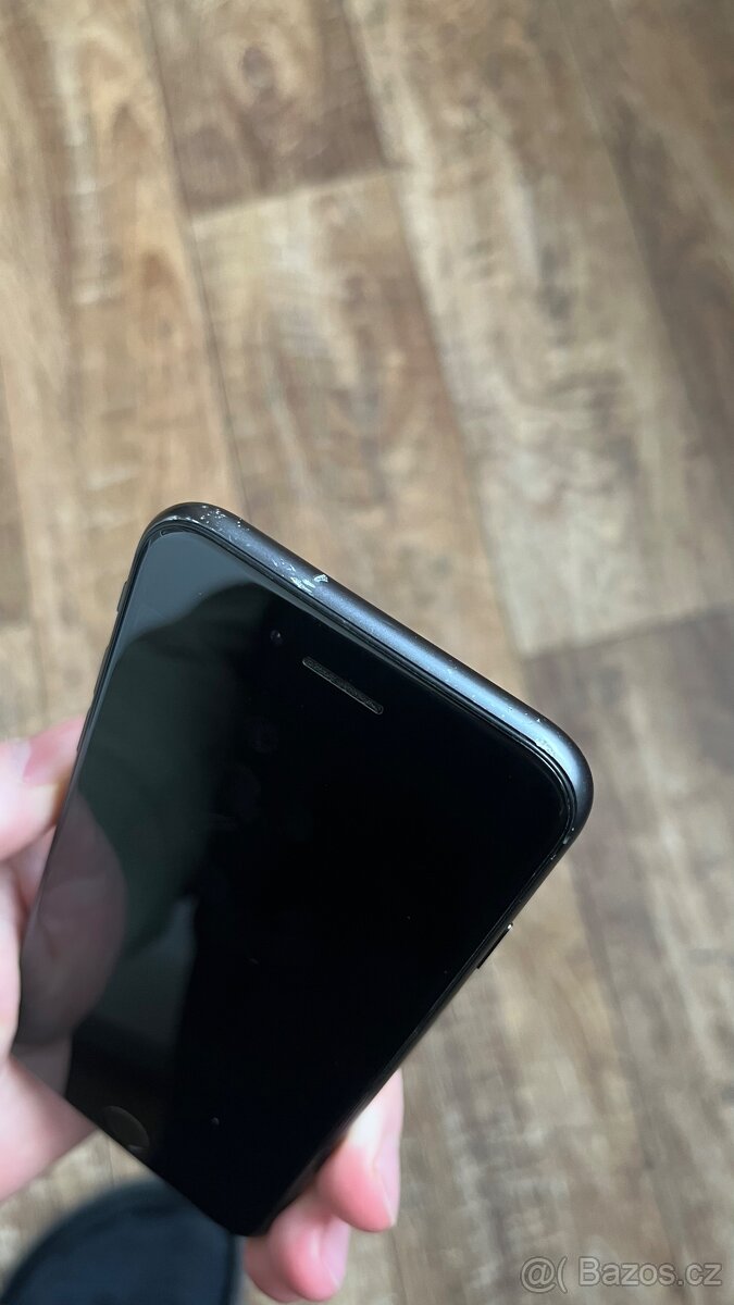 iPhone 8 64GB Vesmírně šedá - 4