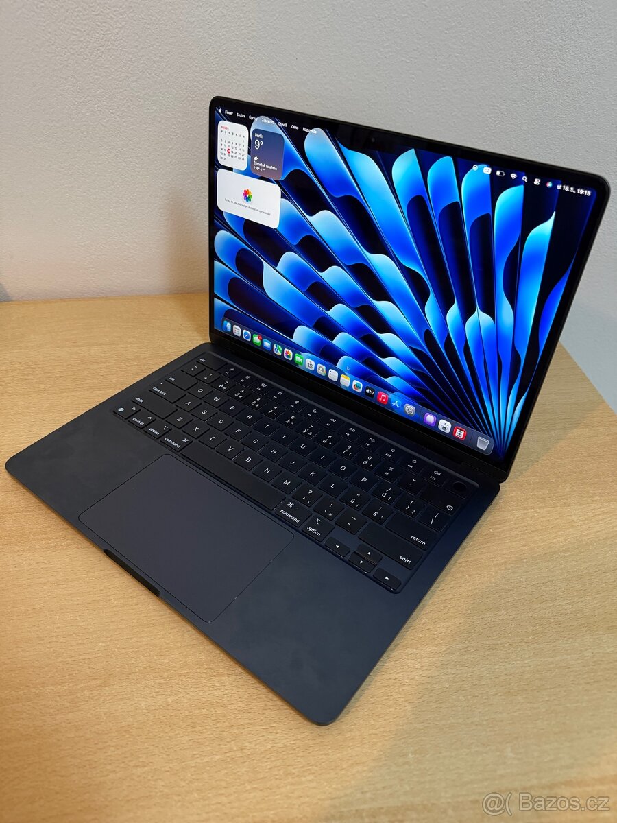 MacBook Air M2, 13”, 8GB RAM, 256GB SSD - 4