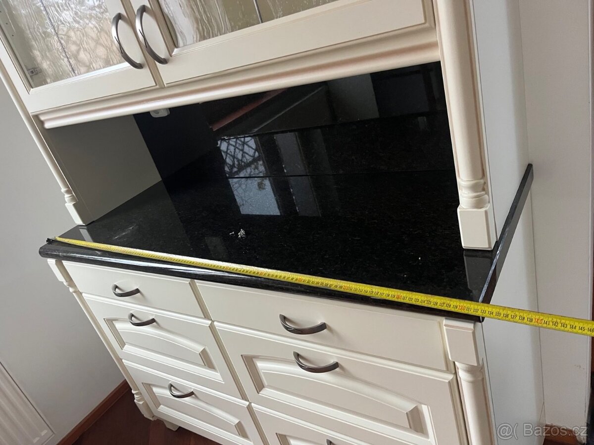 Plně vybavená kuchyně - chybí pouze varná deska - 4