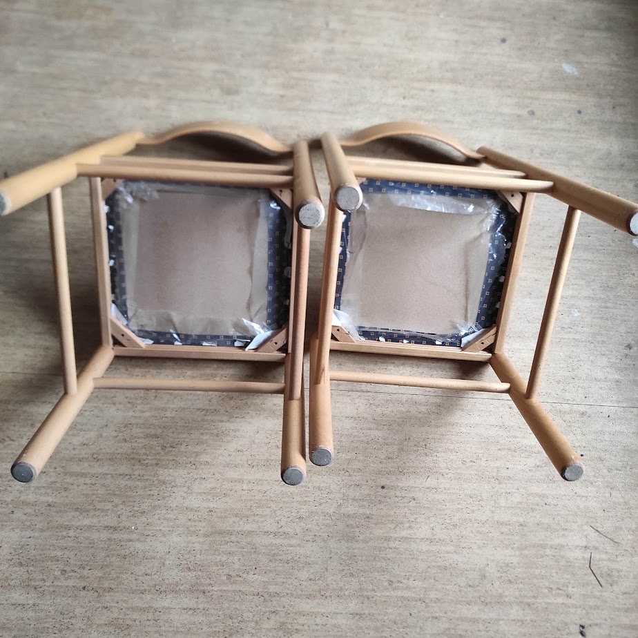 2 dřevěné židle s čalouněným sedákem - 4