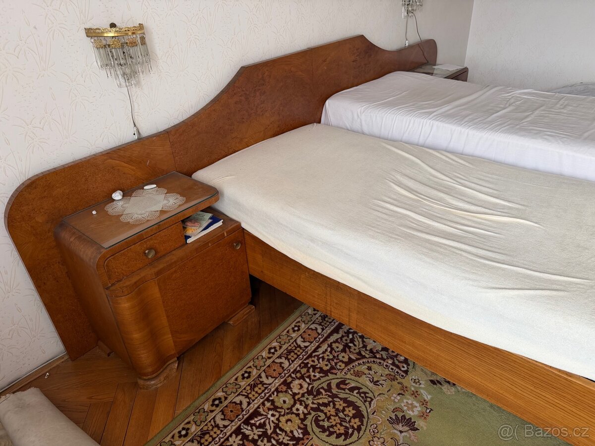 Starožitný masivní nábytek - skříně a postel - 4