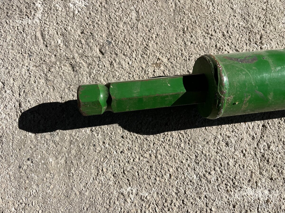 AXE10828 hnacia hriadeľ lišta John Deere R - 4