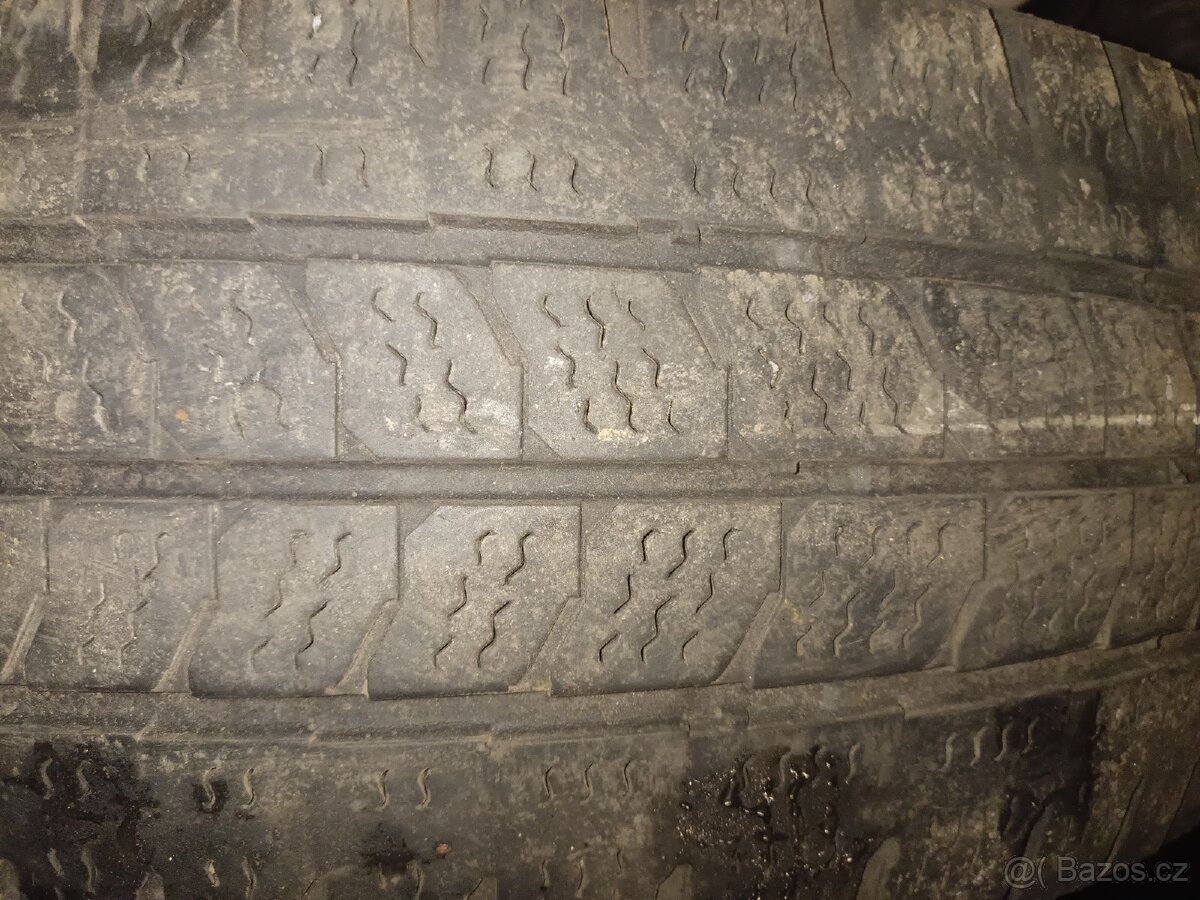215/65R15C 104/102T - 4
