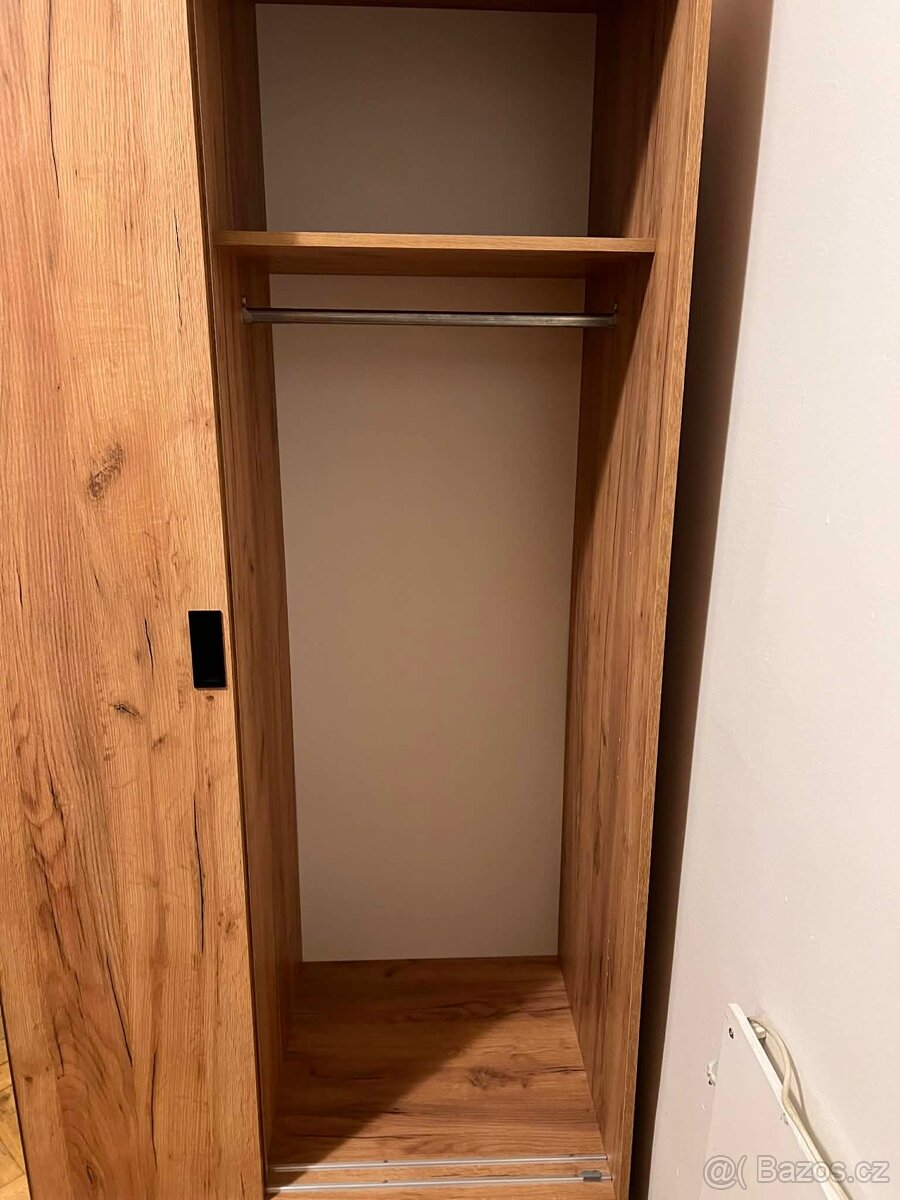 Skříň šatní - 4