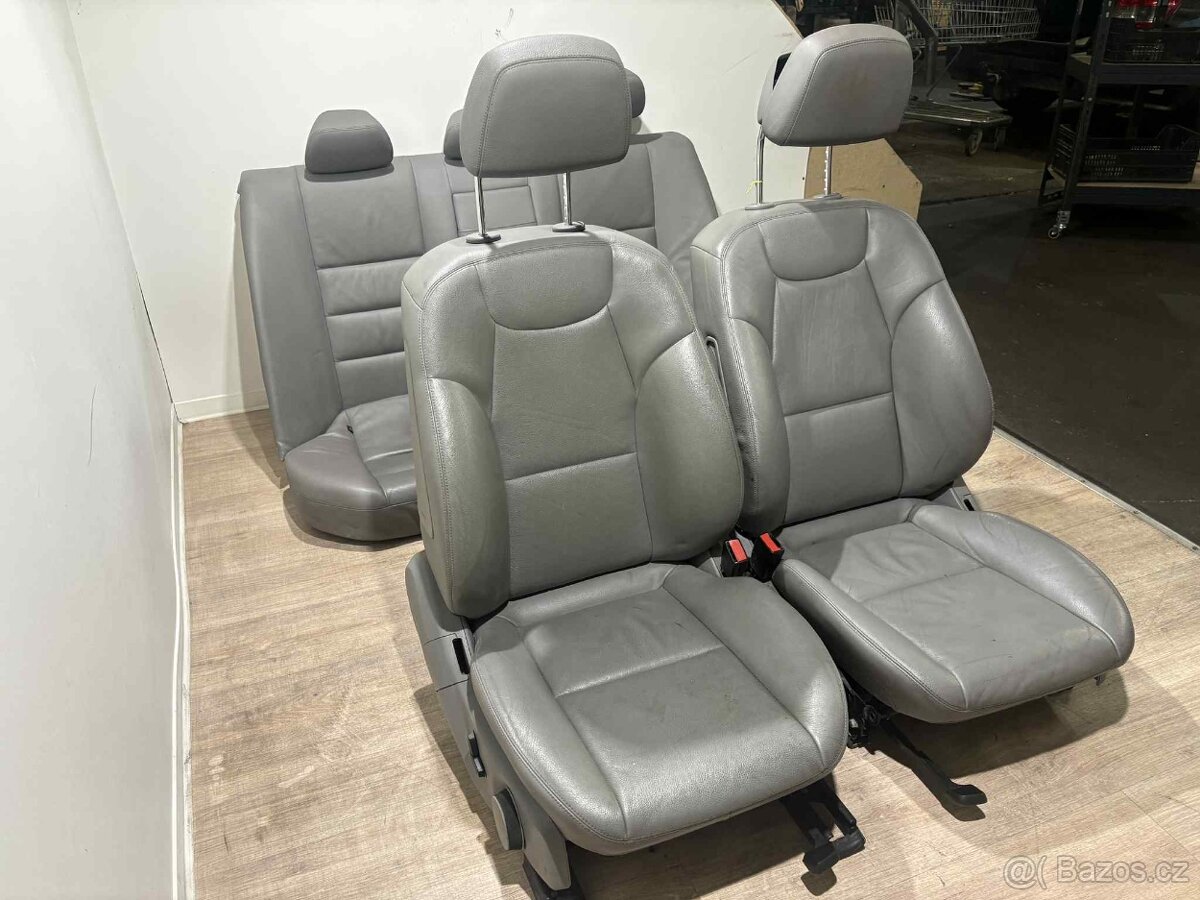 /// Sedačky Mercedes Benz W204 Sedan /// - 4