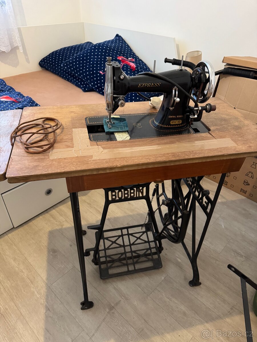 Starý šicí stroj - Central Bobbin FN35 - 4