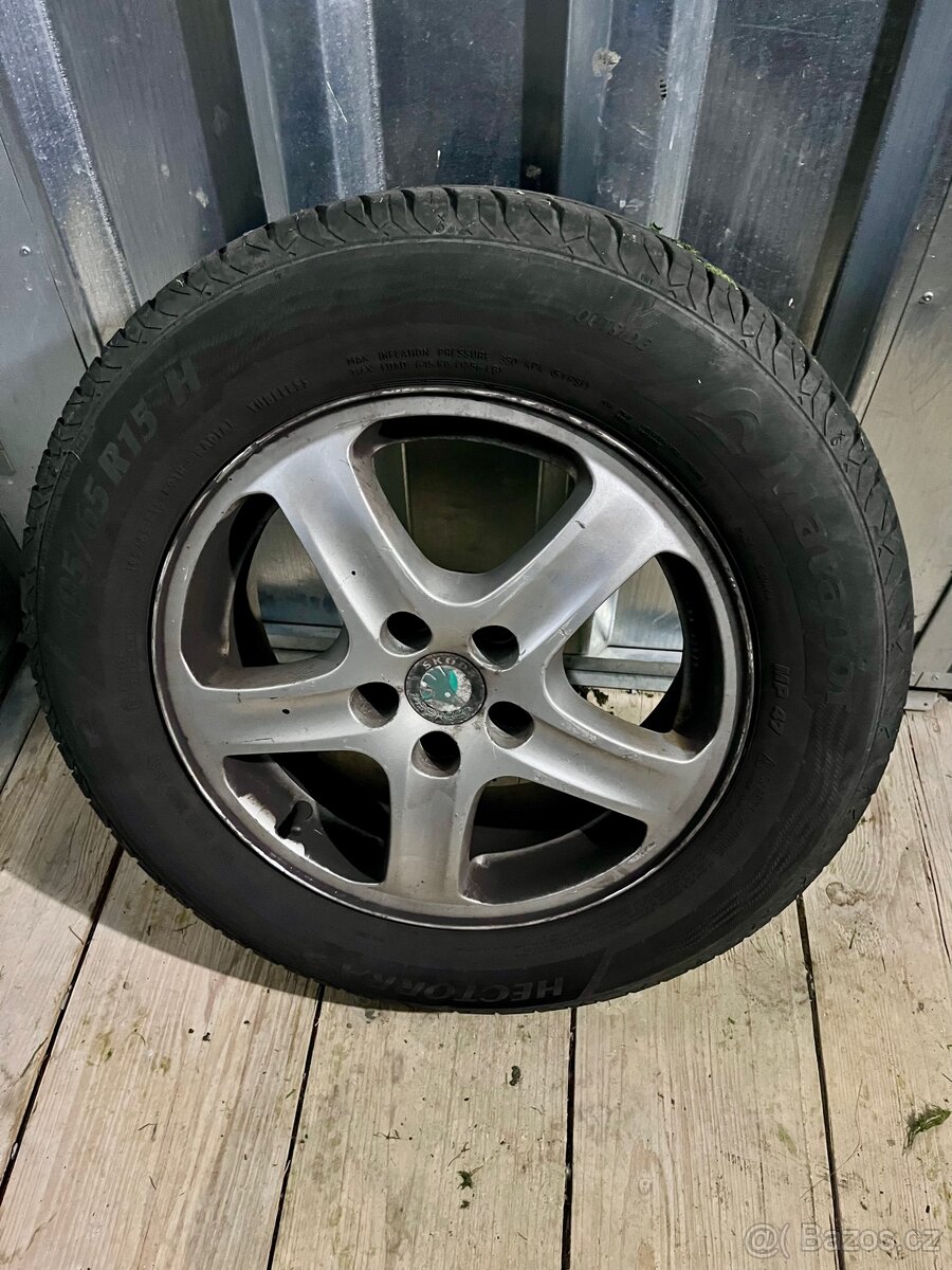 Alu kola Škoda 6Jx15 ET38, letní pneu 195/65 R15 - 4