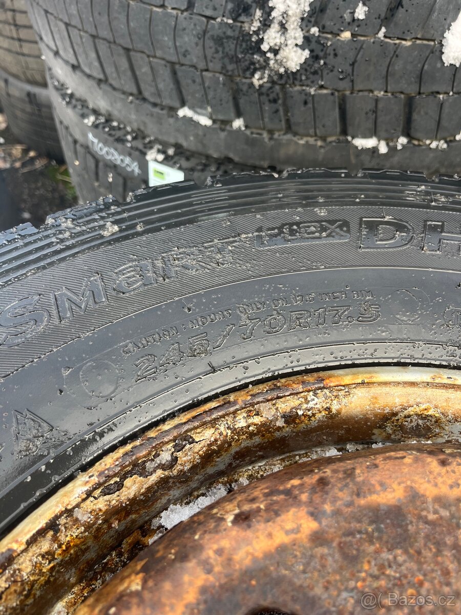 3ks pneumatika s diskem 245/70 R17.5 - 4