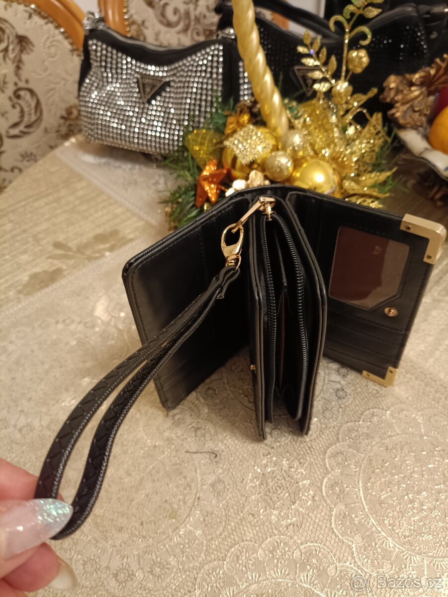 Kabelka Guess s peněženkou, 2 klíčenky a odnímatelný popruh. - 4