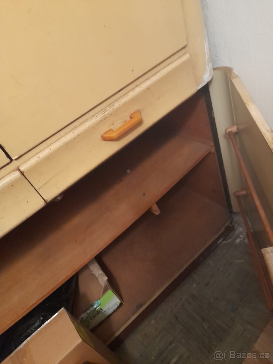 Starožitný kredenc - 4