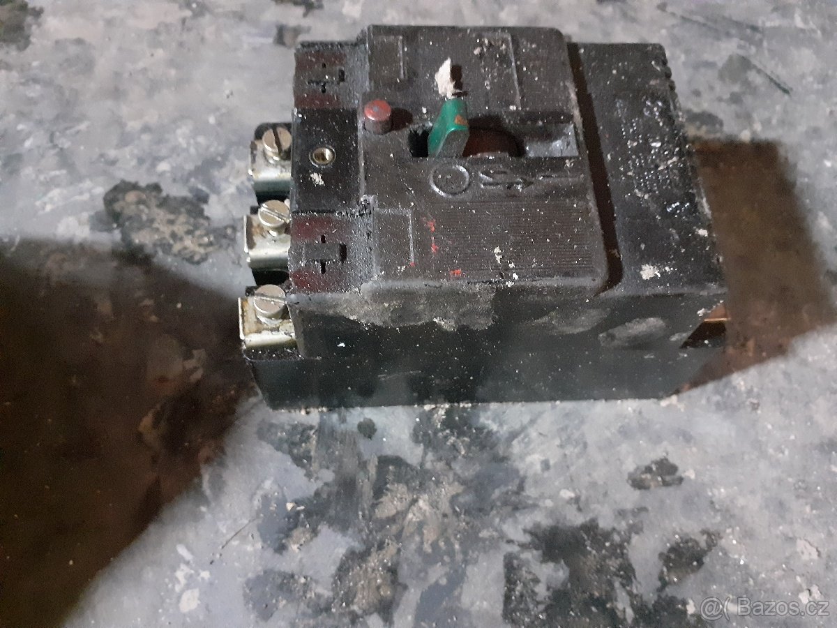 Staré jističe,stykače,relátka atd.... - 4