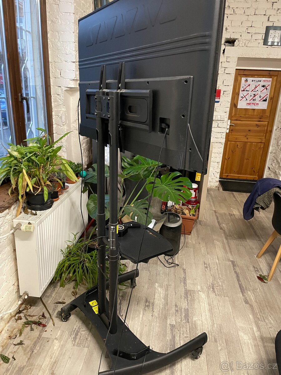 Televize s úhlopříčkou 55 + stojan na kolečkách - 4