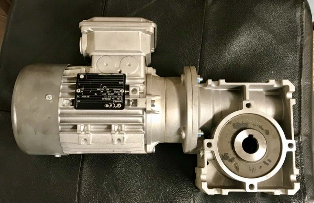 Elektromotor s převodovkou - 4