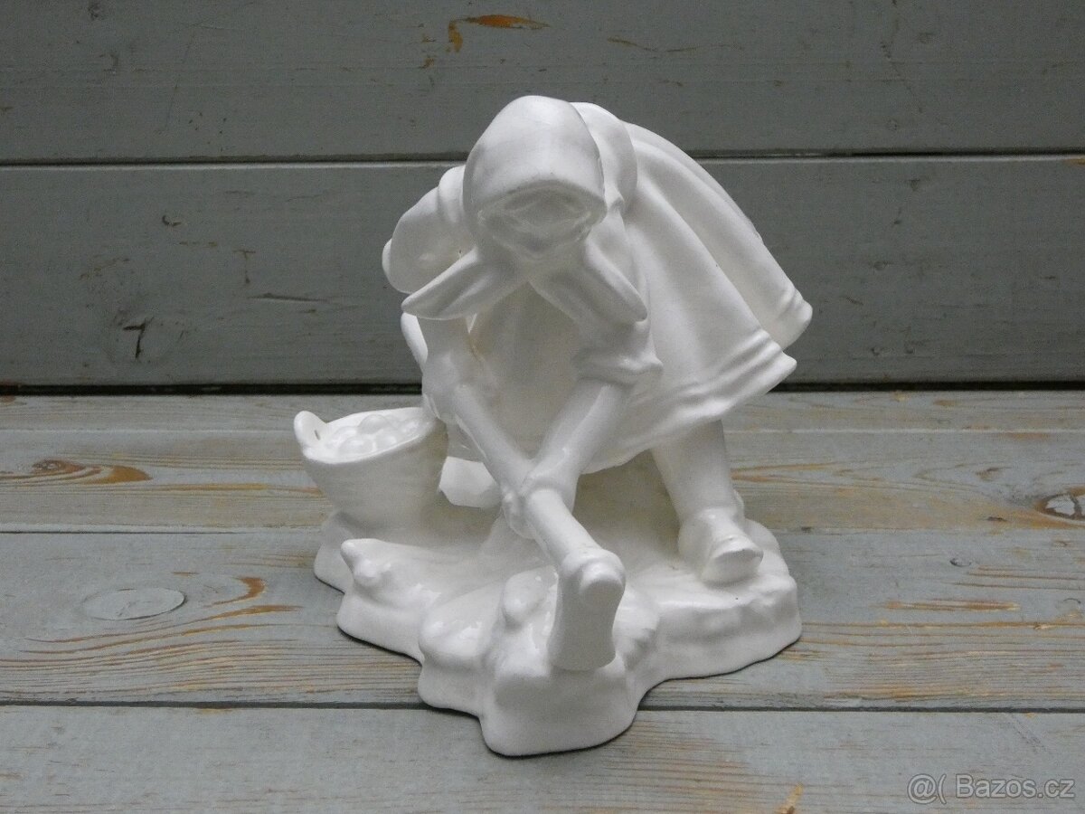 Porcelánová soška -Kopáčka brambor - 4