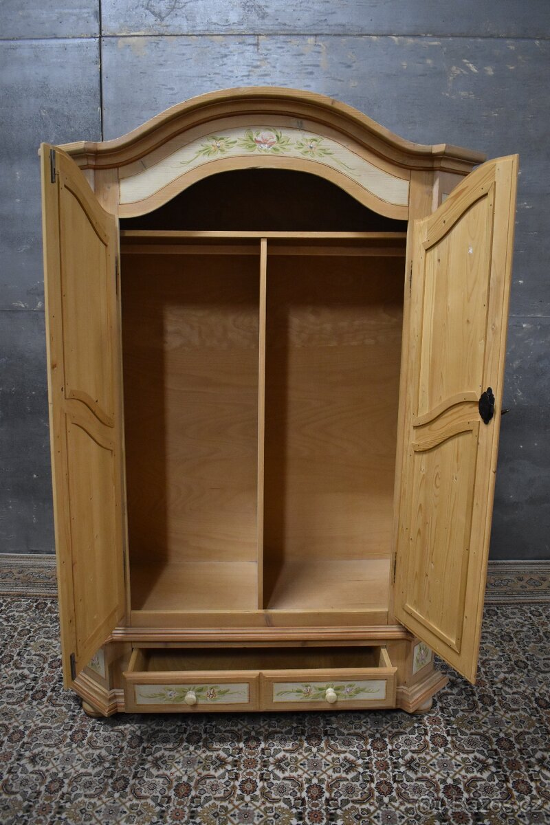 Šatní skříň zdobená - 4