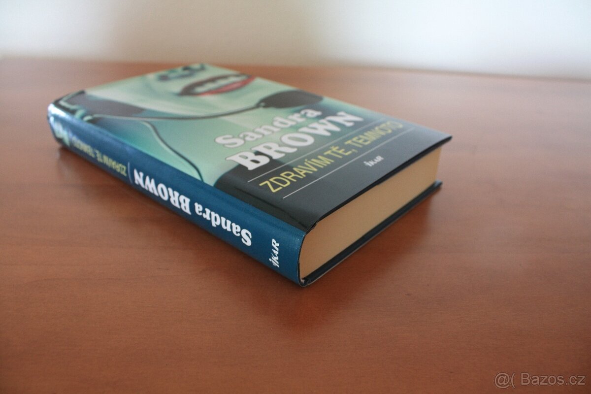 Skandál; V žáru lásky; Zdravím tě, temnoto - Sandra Brown - 4