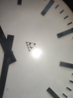 Starší, bakelitové hodiny - 4