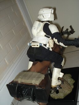 STAR WARS SIDESHOW Scout Trooper s motorkou Speeder Premium - 4