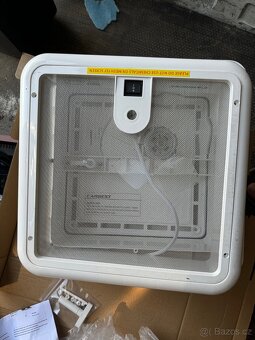 Prodám střešní okno s ventilátorem. 12 v s moskytierou - 4