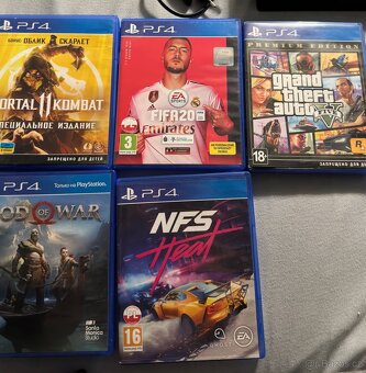 Sony Playstation 4 Pro 850 GB - 4