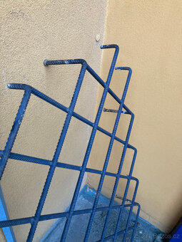 Mříže dva kusy kovové svařované okenní za 3.000 kč - 4