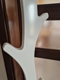 dřevěný designový věšák - 4