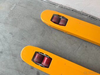 Paletový vozík M25, standard, 2500 kg - 4