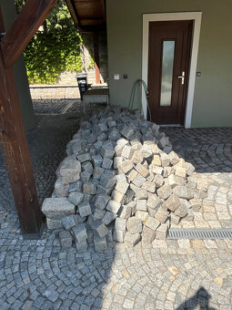 žulové kostky + obrubníky (14m2 + 16m) - 4