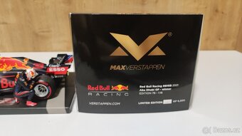 Max Verstappen 1:18 s figurkou - prvy titul Abu Dhabi 2021 - 4