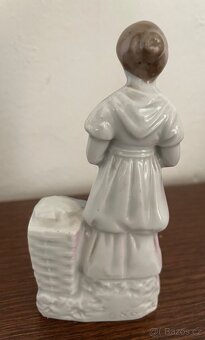Porcelánová figurka pradleny - 4