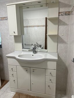 Koupelnová skříňka s umyvadlem, zrcadlem a osvětlením - 4