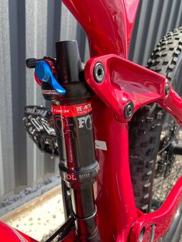 Trek Slash 9.7 Cobra Blood to Magenta Fade, Carbon - 4