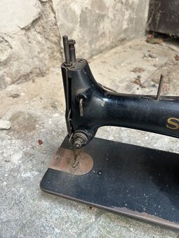 Starý šicí stroj - 4