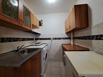 Pronájem 1+kk-zvýšené přízemí 28m², okno do zahrady. Šilingr - 4