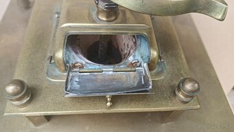 Obrovský velmi starý mlýnek na kávu. Zak.chraněno - 4