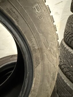 prodám zimní 215/60/16 Nokian - 4