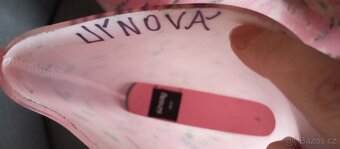 Krásné růžové dívčí holínky - 4