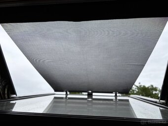 Velux dvojitě plisovaná roleta+venkovní markýza - 4