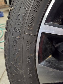 VW t5 t6 t6.1 kola Goodyear 215/60 r17 C zimní ,originál vw - 4