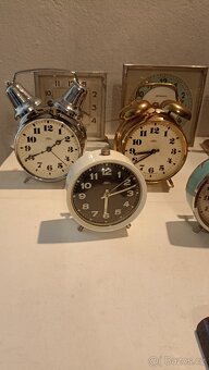 Staré krbové hodiny a 13 ks budíků - 4