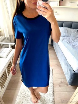 CALVIN KLEIN MODRÉ ŠATY S LAMPASY - 4