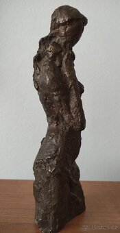 Bronzová soška ženy. - 4
