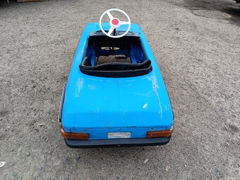 Staré šlapací auto Moskvič - 4