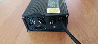 Cestovní nabíječka baterií elektrických vozíků, skútrů a ele - 4